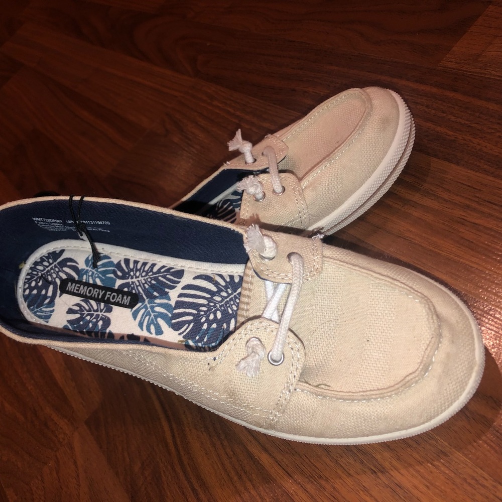 TIME AND TRU SLIP ON SNEAKERS